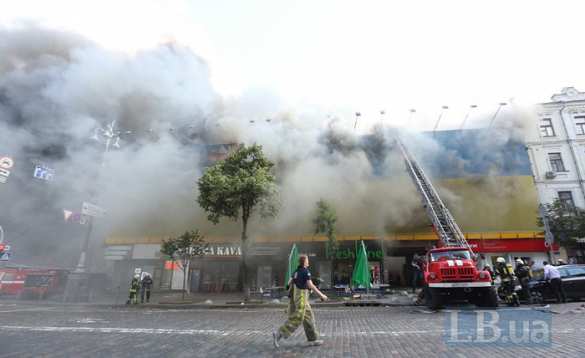 Знаки: В центре Киева загорелся дом, накрытый гигантским флагом Украины (ФОТО, ВИДЕО) | Русская весна