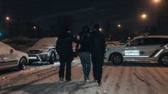 Это Украина: в Киеве грабители с ножом пытались украсть ёлку (ФОТО, ВИДЕО) | Русская весна