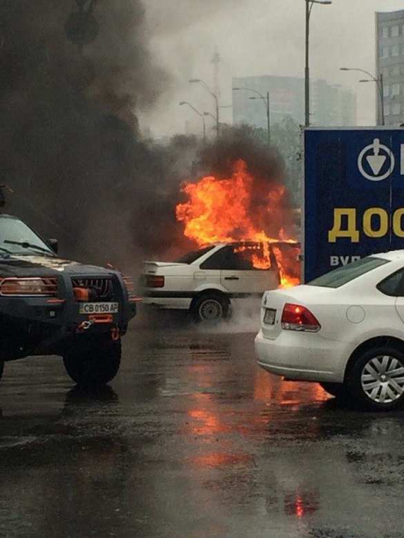 В Киеве посреди улицы загорелся автомобиль (ФОТО, ВИДЕО) | Русская весна