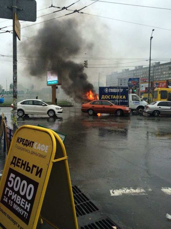 В Киеве посреди улицы загорелся автомобиль (ФОТО, ВИДЕО) | Русская весна