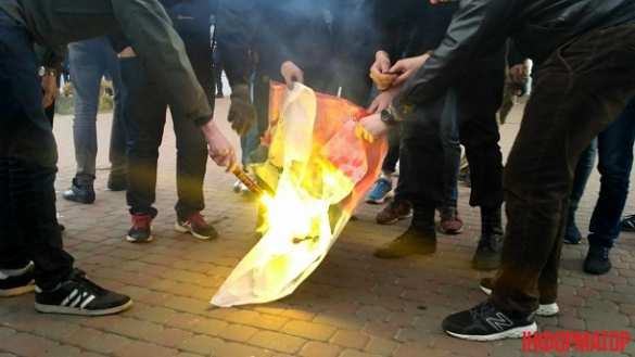 Купил джинсы — помог врагу: в Киеве сожгли флаг России перед магазинами «Спортмастер» и «Gloria Jeans» (ФОТО, ВИДЕО)  | Русская весна