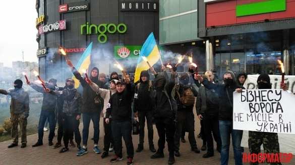 Купил джинсы — помог врагу: в Киеве сожгли флаг России перед магазинами «Спортмастер» и «Gloria Jeans» (ФОТО, ВИДЕО)  | Русская весна