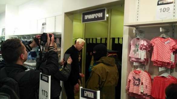 Купил джинсы — помог врагу: в Киеве сожгли флаг России перед магазинами «Спортмастер» и «Gloria Jeans» (ФОТО, ВИДЕО)  | Русская весна