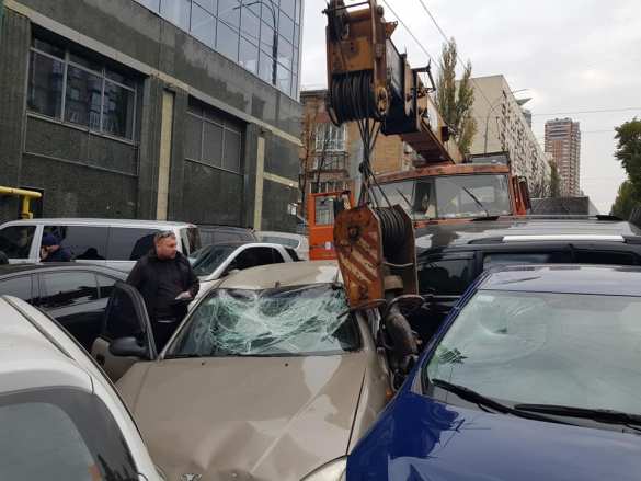 В центре Киева кран без тормозов снёс 20 автомобилей — впечатляющие кадры (ФОТО, ВИДЕО) | Русская весна