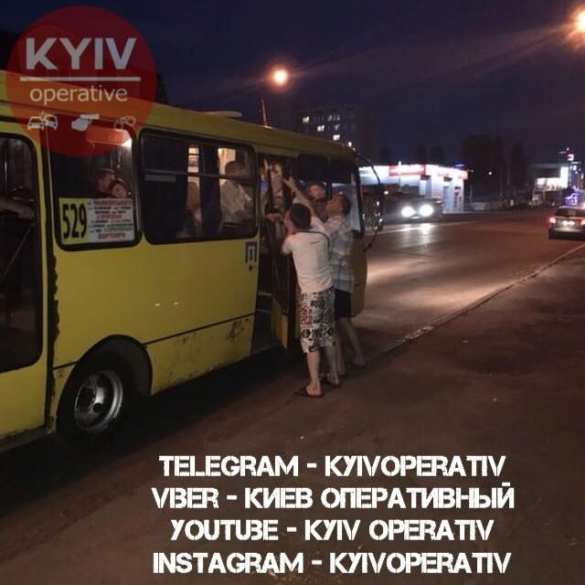 Это Украина: в Киеве у маршрутки на ходу отвалились двери (ФОТО) | Русская весна