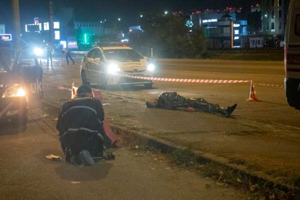 В Киеве человек с перерезанным горлом бросался к автомобилистам с мольбой о помощи (ФОТО, ВИДЕО 18+) | Русская весна