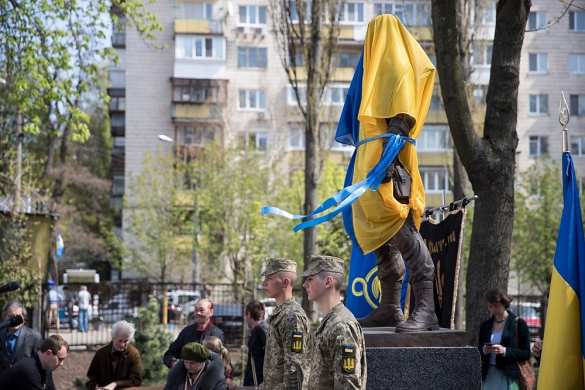 Новые «герои»: в Киеве открыли памятник боевику «АТО» (ФОТО) | Русская весна