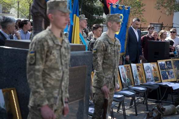 Новые «герои»: в Киеве открыли памятник боевику «АТО» (ФОТО) | Русская весна