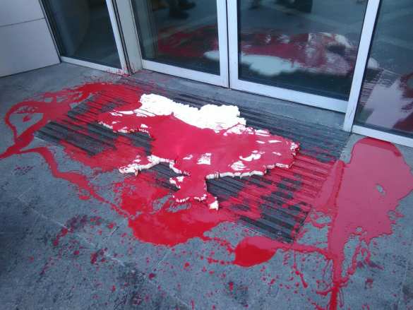 В Киеве боевики «Азова» с автоматами блокируют офисы российских банков (ФОТО, ВИДЕО) | Русская весна