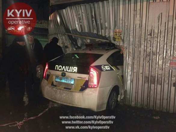 Киевские «копы» врезались в хлебный киоск, уничтожив ещё один Prius (ФОТО) | Русская весна
