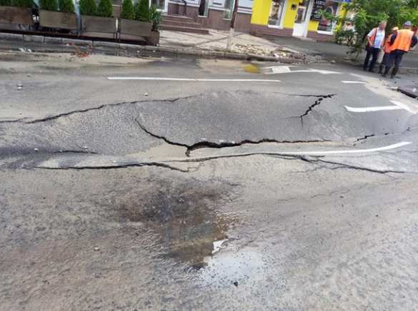 Путин начал бомбить? В Киеве на дорогах гигантские провалы (ФОТО, ВИДЕО) | Русская весна