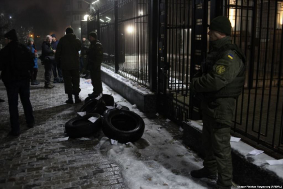 «Объявляем войну»: у посольства России в Киеве собирается агрессивная толпа (ПРЯМАЯ ТРАНСЛЯЦИЯ) | Русская весна