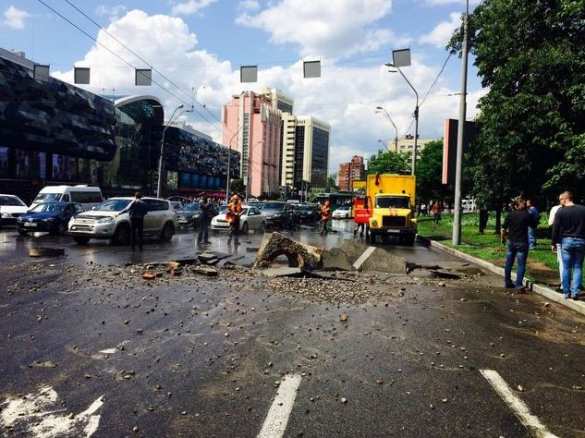 Будни «европейской столицы»: В Киеве сорванный напором воды канализационный люк повредил маршрутку и три автомобиля (ФОТО) | Русская весна