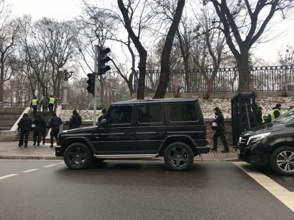 На Украине принимают закон «о реинтеграции Донбасса», под Радой начались столкновения, горят шины (ФОТО, ВИДЕО) | Русская весна