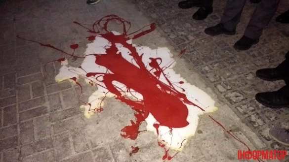 В Киеве радикалы пикетируют отделение «Сбербанка»: принесли залитую «кровью» карту Украины, зажгли фаеры (ФОТО, ВИДЕО) | Русская весна