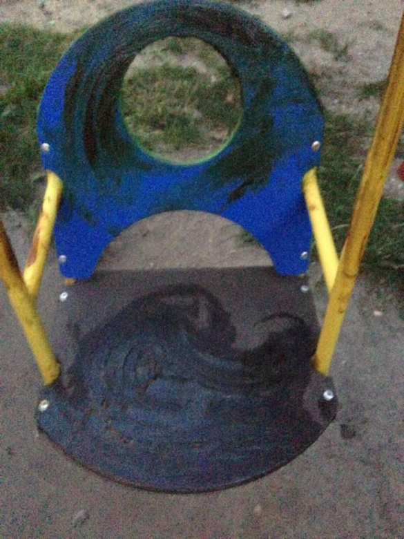 Киевские пенсионеры «отомстили» детям, обмазав игровую площадку солидолом (ФОТО) | Русская весна