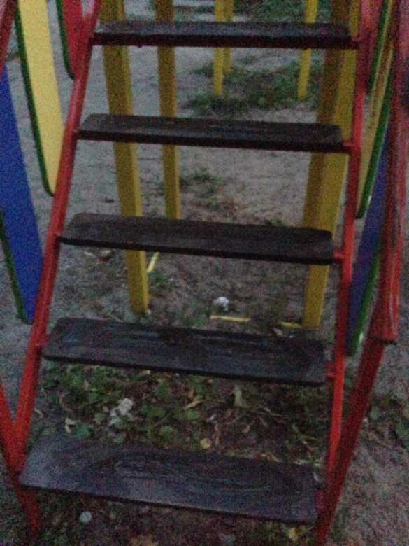 Киевские пенсионеры «отомстили» детям, обмазав игровую площадку солидолом (ФОТО) | Русская весна