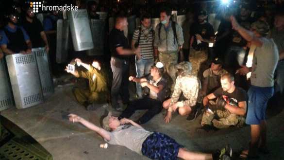 СРОЧНО: Слезоточивый газ, щиты и камни: боевики «Торнадо» нападают на полицию у здания киевского суда (+ФОТО, ВИДЕО) | Русская весна