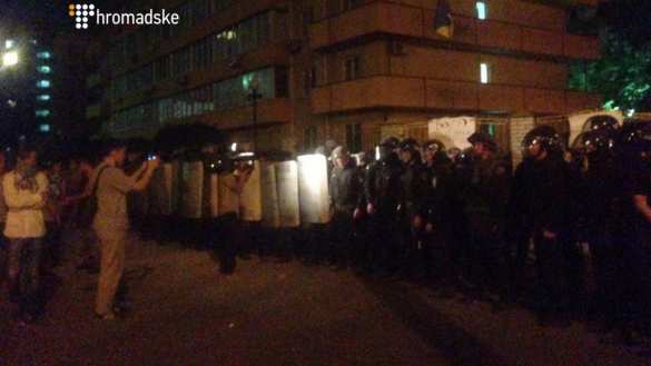 СРОЧНО: Слезоточивый газ, щиты и камни: боевики «Торнадо» нападают на полицию у здания киевского суда (+ФОТО, ВИДЕО) | Русская весна
