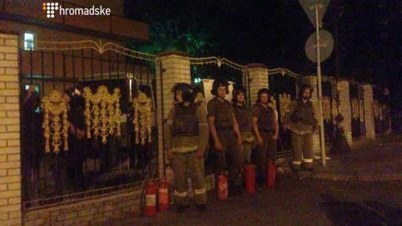 СРОЧНО: Слезоточивый газ, щиты и камни: боевики «Торнадо» нападают на полицию у здания киевского суда (+ФОТО, ВИДЕО) | Русская весна