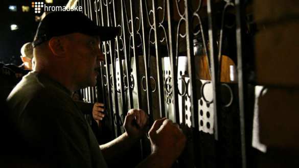 СРОЧНО: Слезоточивый газ, щиты и камни: боевики «Торнадо» нападают на полицию у здания киевского суда (+ФОТО, ВИДЕО) | Русская весна