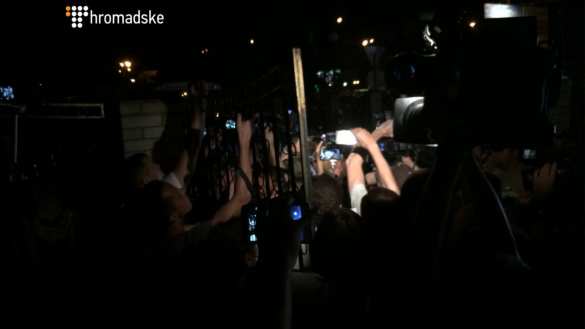 СРОЧНО: Слезоточивый газ, щиты и камни: боевики «Торнадо» нападают на полицию у здания киевского суда (+ФОТО, ВИДЕО) | Русская весна