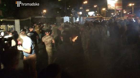 СРОЧНО: Слезоточивый газ, щиты и камни: боевики «Торнадо» нападают на полицию у здания киевского суда (+ФОТО, ВИДЕО) | Русская весна