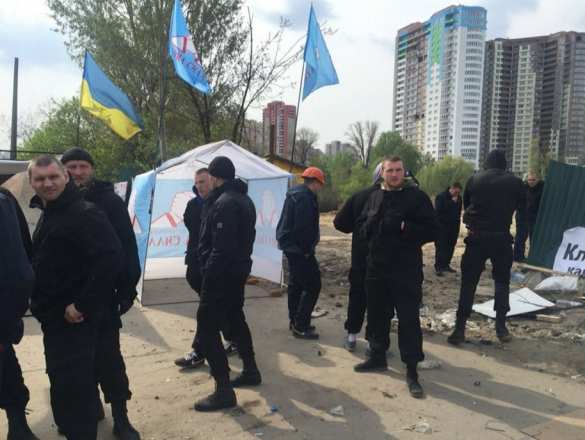 В Киеве произошла бойня между «титушками» и проплаченными «активистами» из-за земельного спора на право строительства (ФОТО+ВИДЕО) | Русская весна