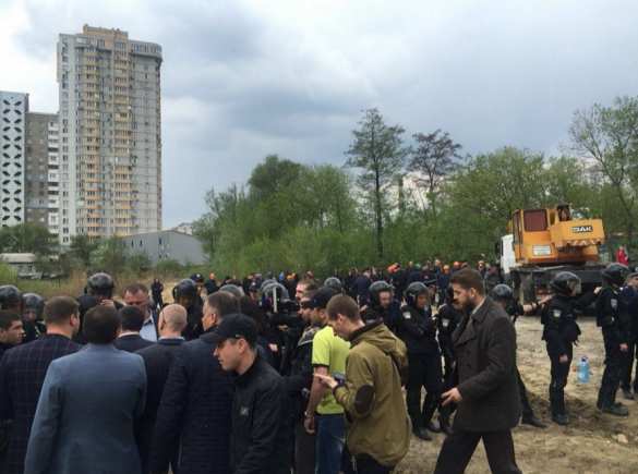 В Киеве произошла бойня между «титушками» и проплаченными «активистами» из-за земельного спора на право строительства (ФОТО+ВИДЕО) | Русская весна
