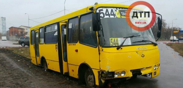 В Киеве вооруженный мужчина угнал маршрутку (+ВИДЕО, ФОТО) | Русская весна