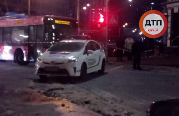 Утонула в кипятке: Машина ушла под землю в центре Киева (ФОТО, ВИДЕО) | Русская весна