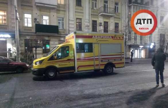 Утонула в кипятке: Машина ушла под землю в центре Киева (ФОТО, ВИДЕО) | Русская весна