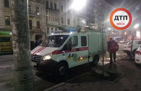 Утонула в кипятке: Машина ушла под землю в центре Киева (ФОТО, ВИДЕО) | Русская весна