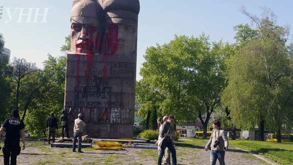 В Киеве экстремисты не смогли снести памятник чекистам и раскрасили его краской (ФОТО, ВИДЕО)  | Русская весна
