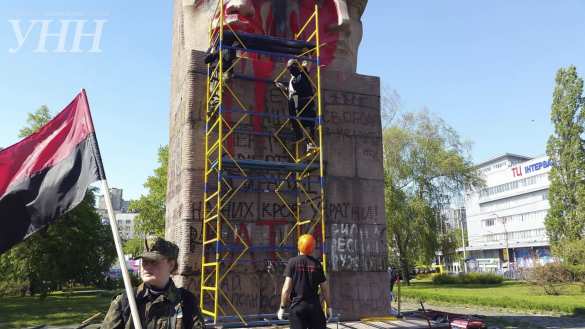 В Киеве экстремисты не смогли снести памятник чекистам и раскрасили его краской (ФОТО, ВИДЕО)  | Русская весна