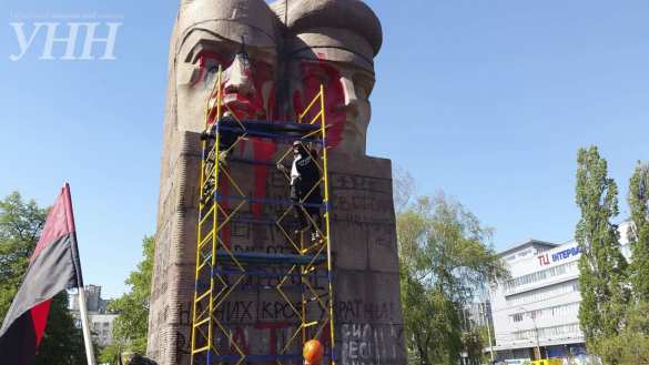 В Киеве экстремисты не смогли снести памятник чекистам и раскрасили его краской (ФОТО, ВИДЕО)  | Русская весна