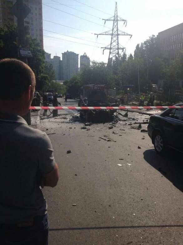СРОЧНО: Взрыв автомобиля в Киеве, есть погибший (ФОТО, ВИДЕО, ОБНОВЛЕНО) | Русская весна