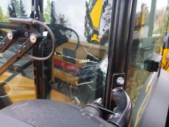 Дикая Украина: В Киеве хулиганы забросали камнями бригаду «Киевтеплоэнерго», повредив экскаватор (ФОТО) | Русская весна