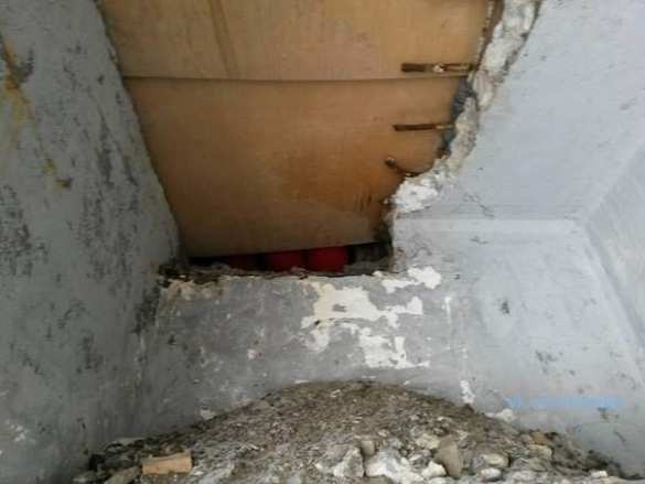 Работа над ошибками: еще один аварийный мост в Киеве надежно укрепили фанерой (ФОТО) | Русская весна