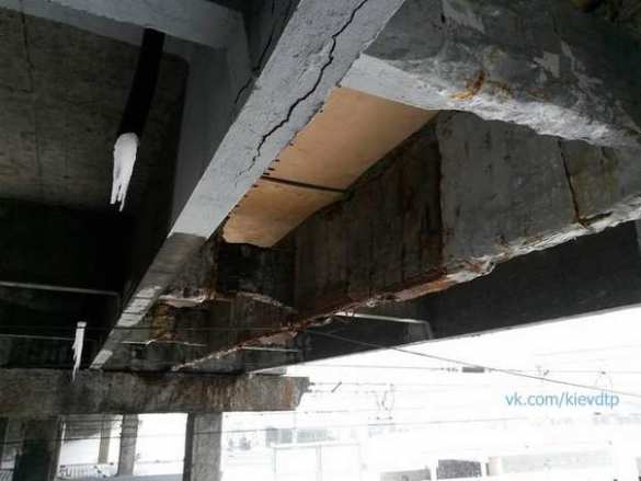 Работа над ошибками: еще один аварийный мост в Киеве надежно укрепили фанерой (ФОТО) | Русская весна