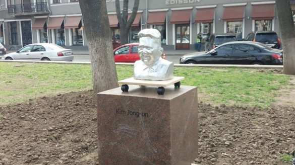 В Одессе появились памятники Ким Чен Ыну и Трампу (ФОТО, ВИДЕО) | Русская весна