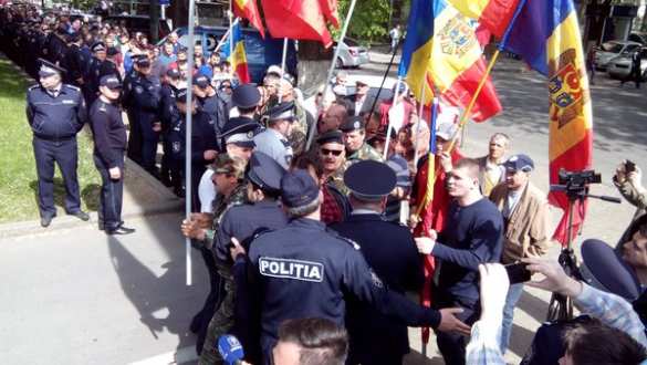 В Кишиневе протестующие окружили Дом Правительства, прорвав полицейский кордон, — источник «Русской Весны» (+ФОТО) | Русская весна