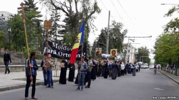 В Кишиневе священники забросали яйцами марш гомосексуалистов (ФОТО, ВИДЕО 18+) | Русская весна