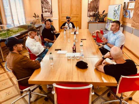 Кличко обсудил с режиссёром «Трансформеров» съёмки на Украине (ФОТО) | Русская весна