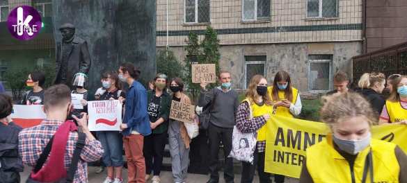 У посольства Белоруссии в Киеве протестующие перекрыли дорогу и жгут дымовые шашки (ФОТО, ВИДЕО) | Русская весна