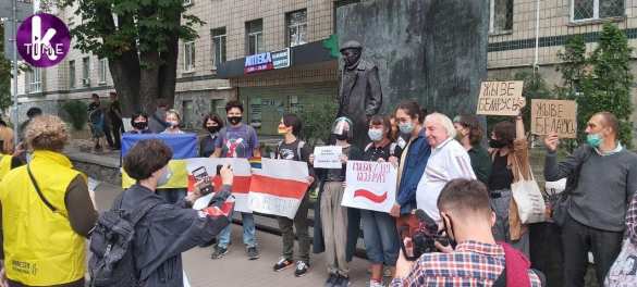 У посольства Белоруссии в Киеве протестующие перекрыли дорогу и жгут дымовые шашки (ФОТО, ВИДЕО) | Русская весна