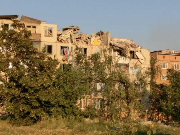 Последствия обстрелов города Снежное: разрушение дома, разбитые улицы (фото, видео) | Русская весна