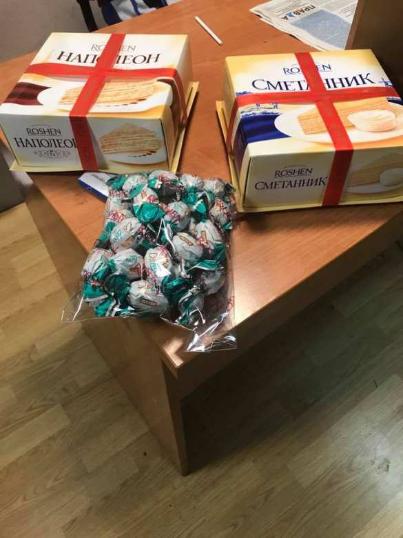 «Сожрали на 500 гривен»: «евромайдановец» объелся конфетами Roshen в поддержку Порошенко (ФОТО) | Русская весна