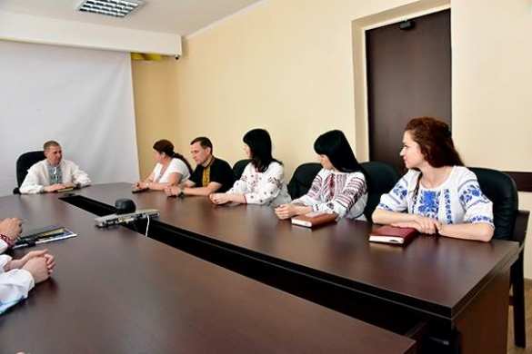 Вышиванкой по криминалу: на Донбассе полицейские пришли на работу в национальной одежде (ФОТО) | Русская весна