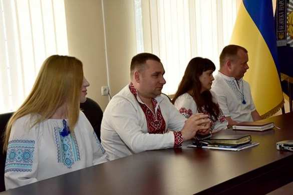 Вышиванкой по криминалу: на Донбассе полицейские пришли на работу в национальной одежде (ФОТО) | Русская весна